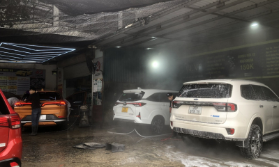 Dịch vụ rửa xe ngày Tết ‘hốt bạc’, xe ô tô xếp hàng dài chờ đến lượt