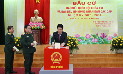 Chủ tịch nước Lương Cường bỏ phiếu bầu cử tại Khu vực bỏ phiếu số 26, phường Hoàn Kiếm, Hà Nội