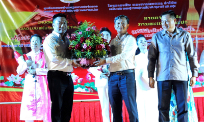 Nhà hát nghệ thuật Xiếc và Tạp kỹ Hà Nội dâng hương tưởng niệm Chủ tịch Hồ Chí Minh tại Lào