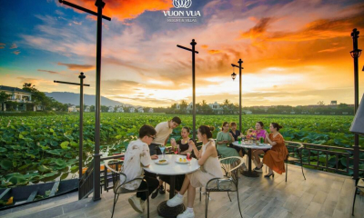 Một ngày “trốn phố” giữa mùa sen thanh khiết ở Vườn Vua Resort & Villas