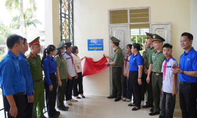 Tuổi trẻ Công an nhân dân thắp lửa tri ân, trao yêu thương đến vùng biên