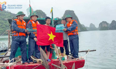 Quảng Ninh: Hải đoàn Biên phòng 38 tặng cờ Tổ quốc cho ngư dân