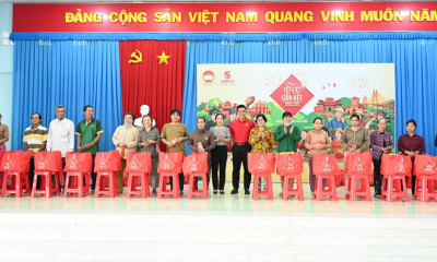 SABECO cùng Ủy ban Mặt trận Tổ quốc Việt Nam trao tặng 300 phần quà “Chung vị Tết Việt” cho người dân tỉnh Đồng Tháp