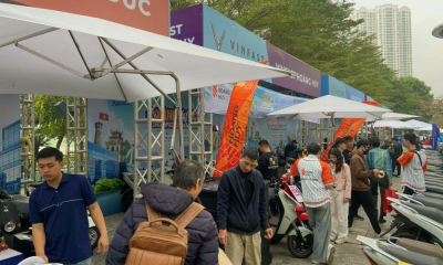 Đổi xăng lấy điện: Người dân Hà Nội xếp hàng “chia tay” xe máy xăng