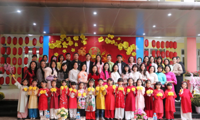 Trường Tiểu học Hoàng Liệt trao quà cho học sinh có hoàn cảnh khó khăn