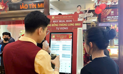 Người dân 'đội mưa', chen chân mua vàng, bạc ngày Vía Thần Tài năm 2026