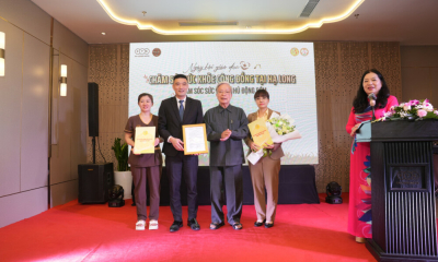 Chủ tịch Hội VACHE Nguyễn Hồng Quân trao Quyết định thành lập Chi hội Giáo dục chăm sóc sức khỏe cộng đồng Hạ Long