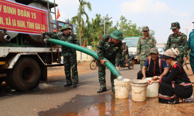 Binh đoàn 15: Xe bồn chở nước sạch miễn phí đến tận nhà dân vùng biên giới