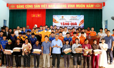 Đội bóng 'bầu' Đức trao quà cho hơn 200 hộ khó khăn tại Ia Băng