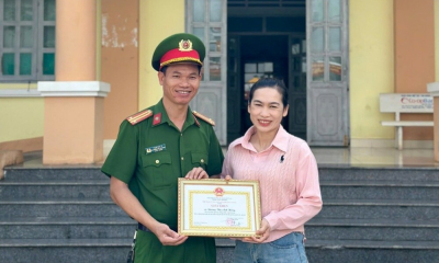 Pleiku: Khen thưởng nữ công nhân đô thị nhặt được của rơi, trả lại người mất