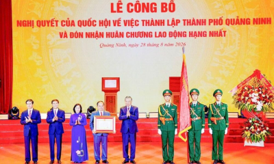 Tổng Bí thư, Chủ tịch nước Tô Lâm trao nghị quyết của Quốc hội thành lập thành phố Quảng Ninh