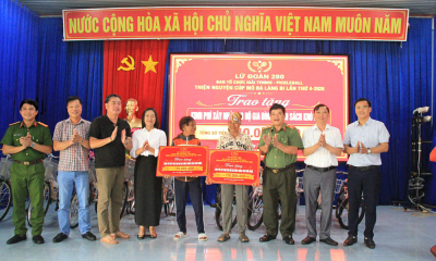 Trao 280 triệu đồng xây nhà tình nghĩa và tặng xe đạp cho học sinh xã Chư A Thai