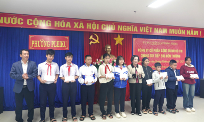 Gia Lai: Trao hơn 300 suất học bổng tiếp sức học sinh đến trường