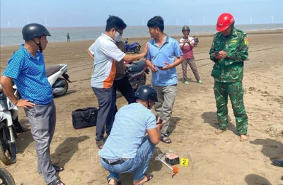 Phát hiện nhiều vật thể nghi ma túy trôi dạt vào bãi biển Trà Vinh