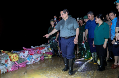 Thủ tướng kiểm tra công tác ứng phó mưa lũ tại vùng ven sông của Hà Nội