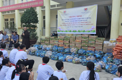 Những phần quà nghĩa tình tiếp sức người dân và học sinh xã Bố Hạ vượt qua bão lũ