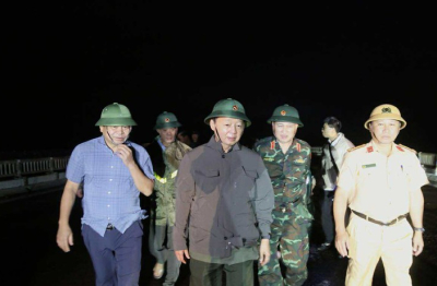 Phó Thủ tướng Trần Hồng Hà thị sát khu vực Quy Nhơn ngay trong đêm sau khi bão số 13 quét qua