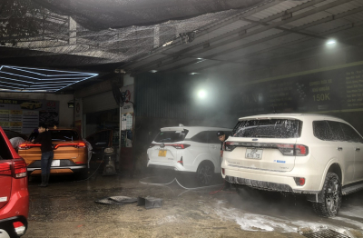 Dịch vụ rửa xe ngày Tết ‘hốt bạc’, xe ô tô xếp hàng dài chờ đến lượt