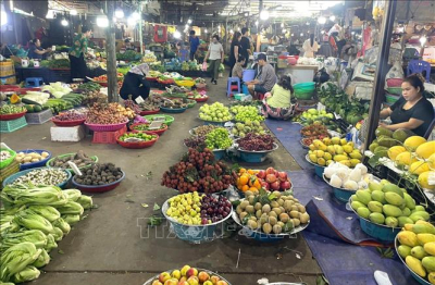 Áp lực giá xăng dầu, nhiều mặt hàng thực phẩm nhích giá