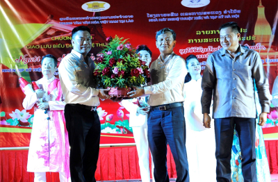 Nhà hát nghệ thuật Xiếc và Tạp kỹ Hà Nội dâng hương tưởng niệm Chủ tịch Hồ Chí Minh tại Lào
