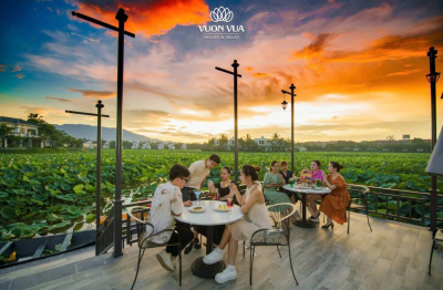 Một ngày “trốn phố” giữa mùa sen thanh khiết ở Vườn Vua Resort & Villas