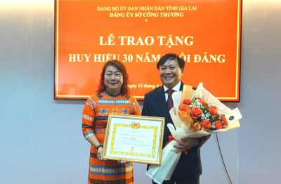 Trao Huy hiệu 30 năm tuổi Đảng và bổ nhiệm cán bộ Chi cục Quản lý thị trường