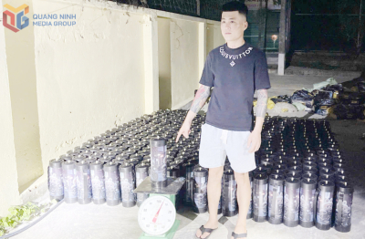 Quảng Ninh: Bắt giữ đối tượng vận chuyển trái phép hàng trăm bình khí cười
