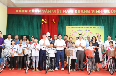 CLB báo chí Phú Thọ tặng quà, động viên học sinh nghèo vượt khó và gia đình có hoàn cảnh khó khăn tại Phú Thọ