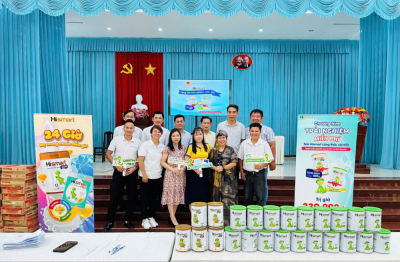 Đoàn ĐBQH tỉnh Đồng Tháp trao gần 1000 lon sữa Hismart cho trẻ em