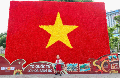 Du khách thích thú check-in đại kỳ tại Hạ Long ngay trước thềm lễ 2/9