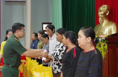 Binh đoàn 15 trao gần 14.000 suất quà tặng nhân dân dịp Quốc khánh 2/9