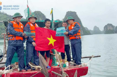Quảng Ninh: Hải đoàn Biên phòng 38 tặng cờ Tổ quốc cho ngư dân 