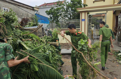 Hưng Yên: Công an xã Thái Thụy giúp người dân khắc phục sau bão