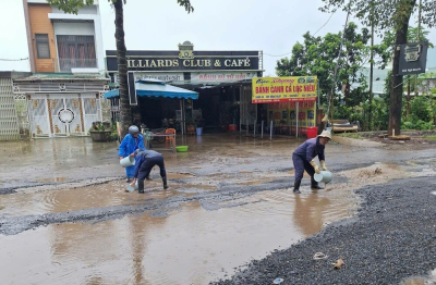Công nhân “gồng mình” chỉnh trang đô thị trong mùa mưa dầm
