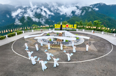 Lạc vào “miền cổ tích” trên đỉnh Fansipan mùa mây