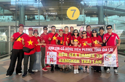 Đoàn CĐV Pleiku đặt chân đến Thái Lan, sẵn sàng tiếp lửa U22 Việt Nam