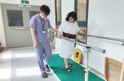 Bệnh Nhân Israel Lấy Lại Vận Động Nhờ Thay Khớp Háng SuperPATH