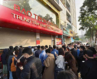 Dòng người xếp hàng mua “Tiểu Kim Cát” 0,1 chỉ tại Bảo Tín Mạnh Hải nhân dịp đầu năm