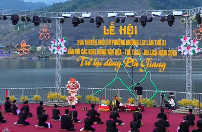 Rộn ràng Lễ hội Đua thuyền đuôi én tại Mường Lay