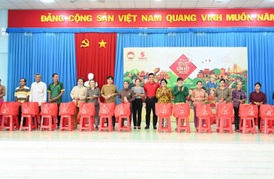 SABECO cùng Ủy ban Mặt trận Tổ quốc Việt Nam trao tặng 300 phần quà “Chung vị Tết Việt” cho người dân tỉnh Đồng Tháp