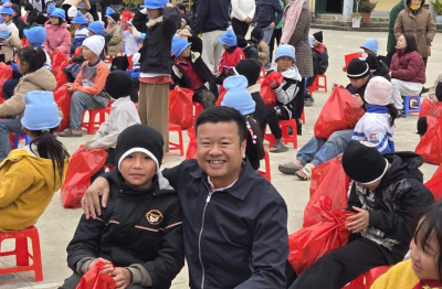 Trao yêu thương, chắp cánh ước mơ cho các em học sinh trường Tiểu học Trung Đồng