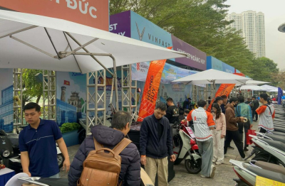 Đổi xăng lấy điện: Người dân Hà Nội xếp hàng “chia tay” xe máy xăng