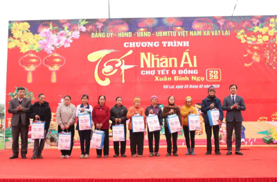 Nhiều phần quà ý nghĩa được trao trong chương trình 