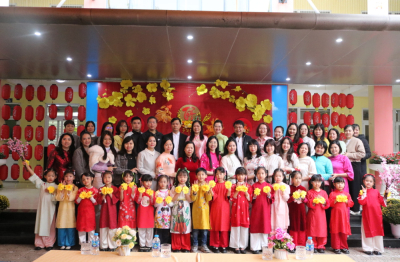 Trường Tiểu học Hoàng Liệt trao quà cho học sinh có hoàn cảnh khó khăn