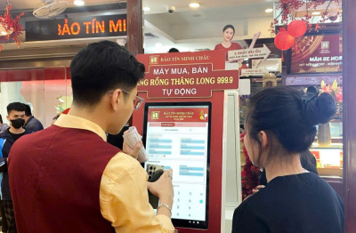 Người dân 'đội mưa', chen chân mua vàng, bạc ngày Vía Thần Tài năm 2026