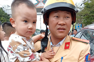 Bắc Ninh: CSGT kịp thời giải cứu cháu bé mắc kẹt trong ô tô tại lễ hội Chùa Lim