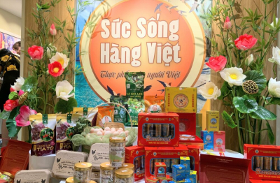   Không gian trưng bày, thực phẩm cho người Việt