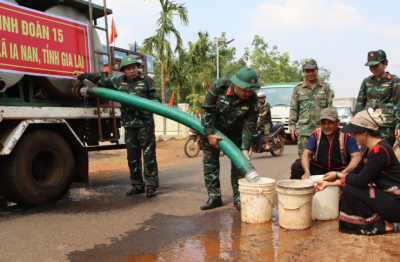 Binh đoàn 15: Xe bồn chở nước sạch miễn phí đến tận nhà dân vùng biên giới