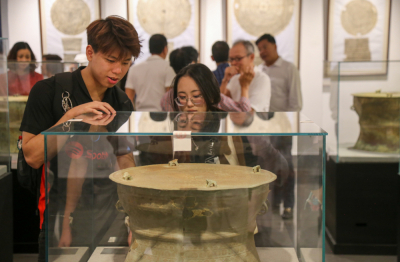 Triển lãm “Sắc màu văn hóa” giới thiệu 130 hiện vật quý giá