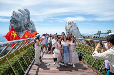 Hàng nghìn du khách diện áo cờ đỏ sao vàng check in Bà Nà trong ngày đầu tiên kỳ nghỉ lễ